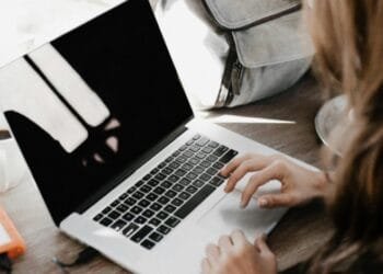 Bahaya Tersembunyi Wi-Fi Publik Gratis: Wajib Tahu Sebelum Liburan!