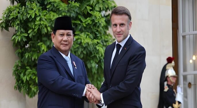 Menhan RI Prabowo Subianto disambut Presiden Prancis Emmanuel Macron.(Kemenhan RI)