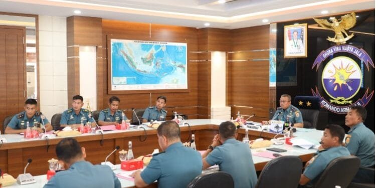 Pangkoarmada II saat menerima paparan tentang persiapan Pelayaran Muhibah Diplomasi Duta Bangsa, Senin (29/07/2024).(Puspen TNI)