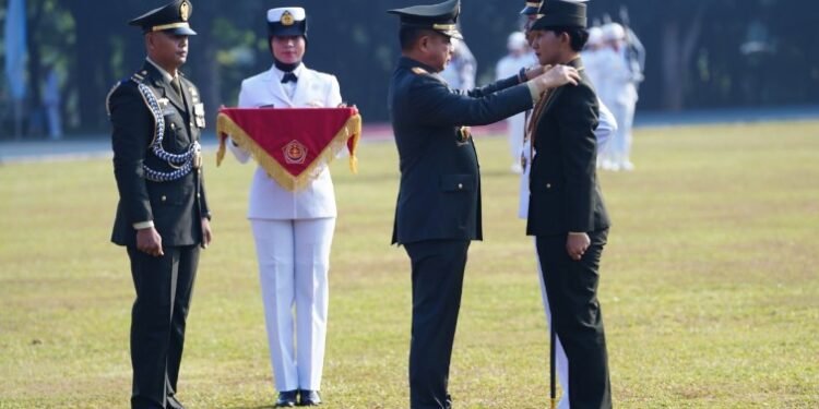 Panglima TNI Jenderal TNI Agus Subiyanto memimpin upacara pelantikan 350 Perwira Prajurit Karier (Pa PK) TNI, Senin (22/07/2024).(Puspen TNI)