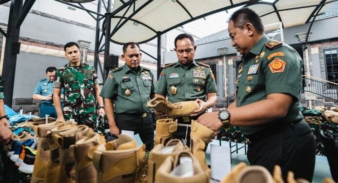 Panglima TNI saat meninjau persiapan Perlengkapan Satgas Operasi Perdamaian Dunia, Ranu (17/07/2024).(Puspen TNI)