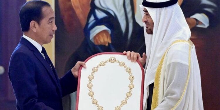 Presiden Jokowi saat menerima Penghargaan Tertinggi dari PEA, Order of Zayed, Rabu (17/07/2024).(Setkab RI)