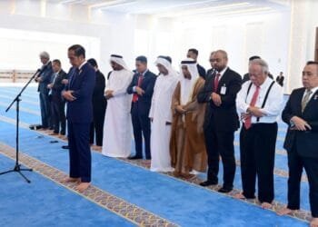 Di Luar Agenda Kenegaraan, Presiden Jokowi Kunjungi dan Salat di Masjid Jokowi Abu Dhabi