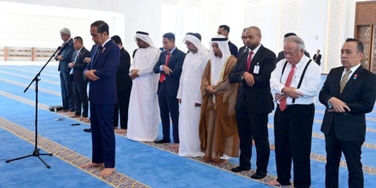Presiden Jokowi menunaikan salat di Masjid Presiden Jokowi, Abu Dhabi, Rabu (17/07/2024).(Setkab RI)
