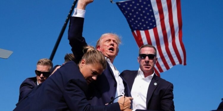 Wajah Donald Trump tampak berdarah usai insiden penembakan di Pennsylvania, AS, Sabtu (13/07/2024) waktu setempat. Namun Trump masih terlihat mengepalkan tangan penuh semangat.(Foto:X@ElonMusk)