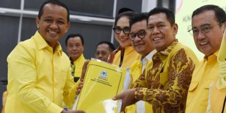 Bahlil Lahadalia menyerahkan berkas pendaftaram sebagai Caketum Golkar, Senin malam (19/08/2024).(Antara)