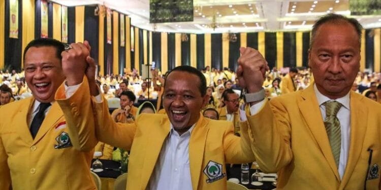 Bahlil Lahadalia (tengah) ditetapkan sebagai Ketua Umum DPP Partai Golkar 2024-2029, pada Munas XI di JCC, Selasa malam (20/08/2024).(Antara)
