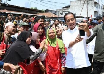 Jokowi Selfie Dengan Emak-Emak Usai Resmikan Pasar Pasir Gitung di Bandar Lampung