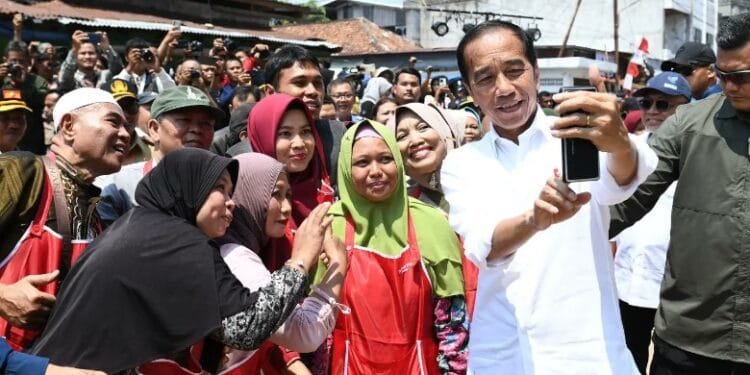 Presiden Jokowi selfie dengan emak-emak usai peresmian Pasar Gitung, Bandar Lampung, Senin (26/08/2024).(X@jokowi)