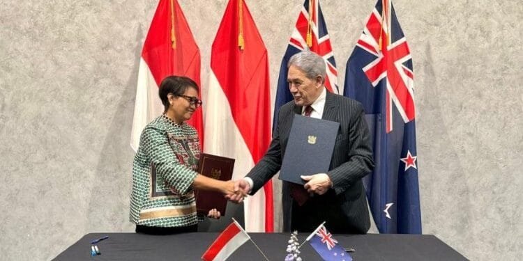 Menlu RI Retno Marsidi bersama Menlu Selandia Baru Winston Peters.(Setkab RI)
