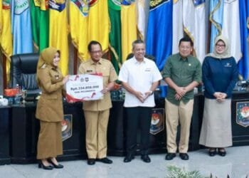 Mendagri Serahkan Insentif Fiskal dari Pemerintah untuk Daerah yang Sukses Kendalikan Inflasi