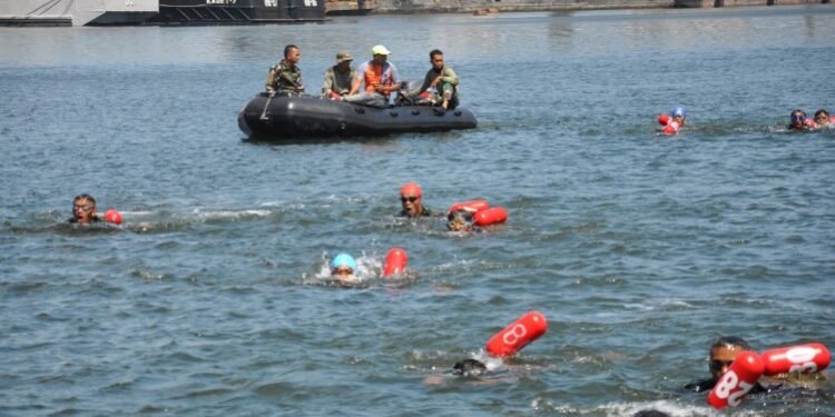 Prajurit Yonzeni 2 Marinir try out Renang Laut 1.000 Meter.(Puspen TNI)