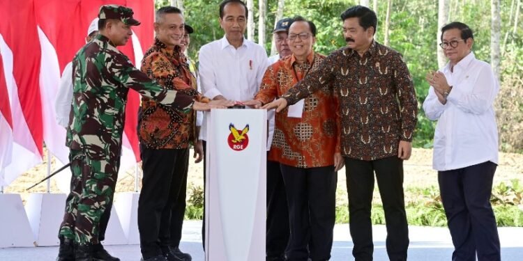 Presiden Jokowi melakukan groundbreaking pembangunan Nusantara International Convention Center (NICC) and Hotel, Senin (12/08/2024).(Setkab RI)