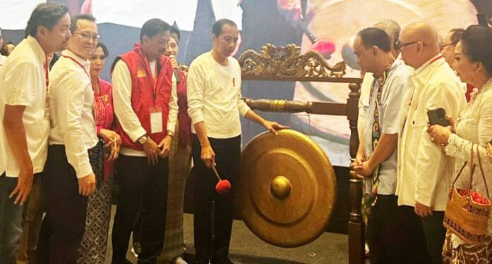 Presiden Jokowi melakukan pemukulan gong menandai sahnya sikap GK Center dan para rawalan, mendukung program keberlanjutan, Sabtu (03/08/2024).(Foto:IstanaGaruda.com)