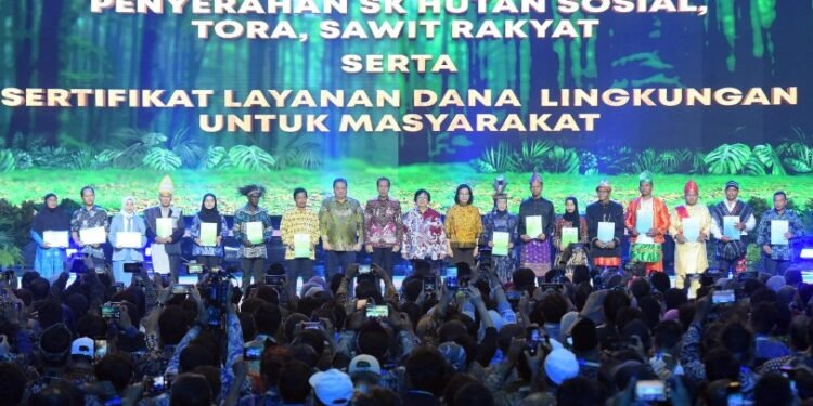 Presiden Jokowi pada acara penyerahan Sertifikat Layanan Dana dan SK Perhutanan Sosial pada Festival LIKE 2 di Jakarta.(Setkab RI)