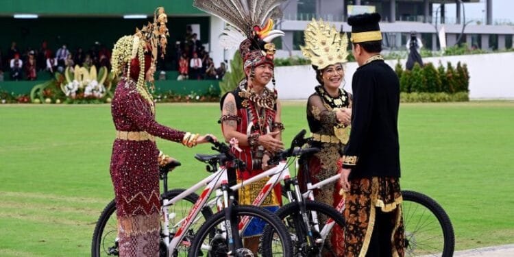 Sejumlah tamu dan undangan pada upacara Hari Kemerdekaan di IKN (17/08/2024), menerima hadiah dari Presiden Jokowi.(Setkab RI)