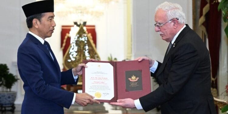 Presiden Jokowi menerima Penghargaan "Grand Collar Order of the State of Palestine", Senin (19/08/2024).(Setkab RI)