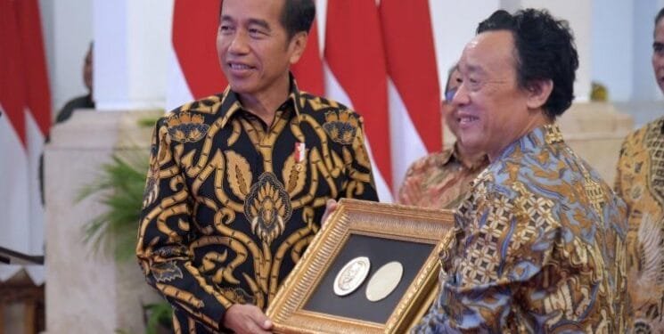 Presiden Jokowi menerima penghargaan Agricola Medal dari Direktur FAO, Jumat (30/8/2024). (Setkab RI)