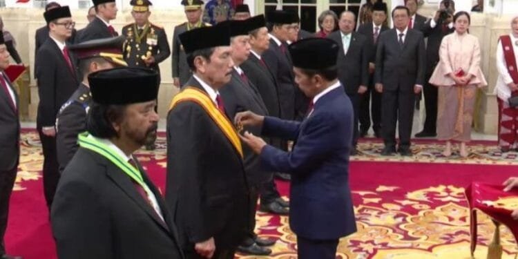 Presiden Jokowi menganugerahkan tanda kehormatan RI kepada 64 Tokoh, Rabu (14/08/2024).(Setkab RI)