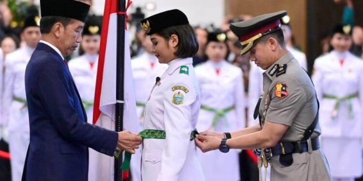 Presiden Jokowi mengukuhkan 76 anggota Paskibraka tahun 2024 yanhg bertugas di IKN, Selasa (13/08/2024).(Setkab RI)