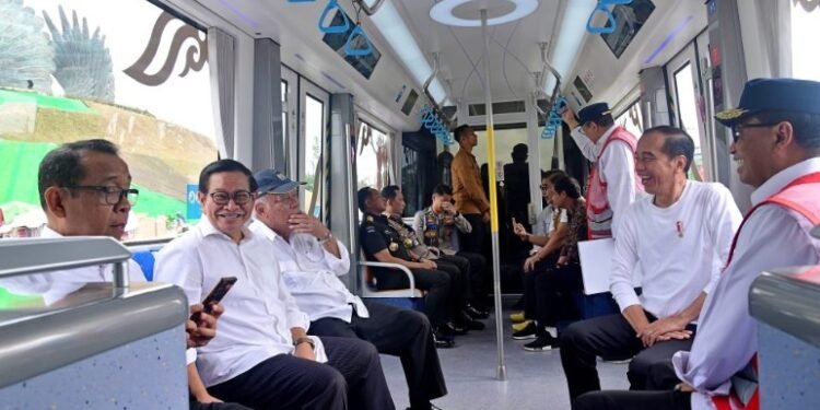 Presiden Jokowi menjajal trem otonom di IKN, Selasa (3/08/2024).(Setkab RI)