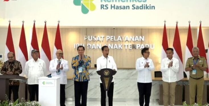 Presiden Jokowi meresmikan Gedung Pelayanan Kesehatan Ibu dan Anak di RSHS, Bandung, Kamis (29/08/2024).(Setkab RI)