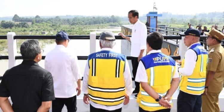 Presiden Jokowi meninjau Bendungan Margatiga, Senin (26/08/2024).(Setkab RI)