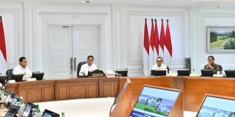 Presiden RI Jokowi memimpin Rapat Terbatas di Istana Kepresidenan Jakarta, Senin (05/08/2024).(Foto:Setkab RI)