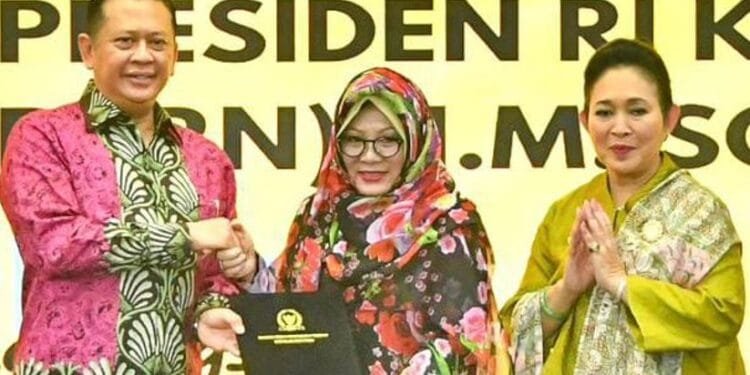 Dua putri mantan Presiden Soeharto, Mbak Tutut dan Mbak Titiek, menerima surat penghapusan nama "Soeharto" dalam TAP MPR XI/1998, di acara Silaturahmi Nasional, Sabtu (28/09/2024).(dok)