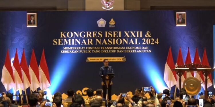 Presiden Jokowi memberikan sambutan sekaligus membuka secara resmi Kongres Ikatan Sarjana Ekonomi Indonesia (ISEI) ke-XXII dan Seminar Nasional 2024 di Hotel Alila, Kamis (19/09/2024). (Setkab.go.id)