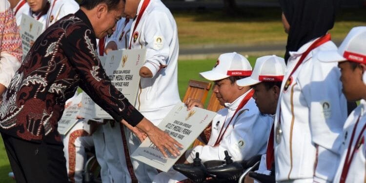 Presiden Jokowi menyerahkan Bonus dan Apresiasi kepada para Atlet Paralympic Games Paris Tahun 2024 di Halaman Depan Istana Merdeka Jakarta, Rabu (11/09/2024). (Setkab.go.id)