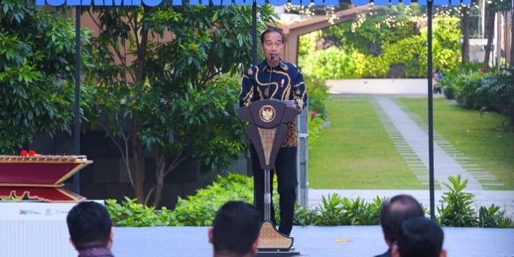 Presiden Jokowi memberikan sambutan sekaligus meresmikan Kawasan Indonesia Islamic Financial Center, Selasa (17/09/2024) di Menara Danareksa, Jakarta. (Setkab.go.id)