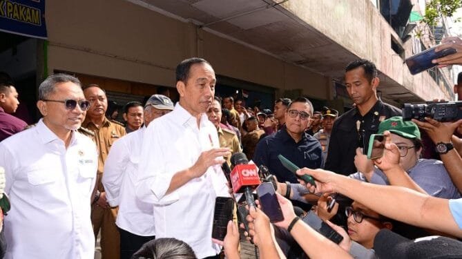 Presiden Jokowi menyampaikan keterangan pers usai peninjauan Delimas Pasar Raya di Lubuk Pakam, Kabupaten Deli Serdang, Provinsi Sumatra Utara, Selasa (10/09/2024). (Setkab.go.id)
