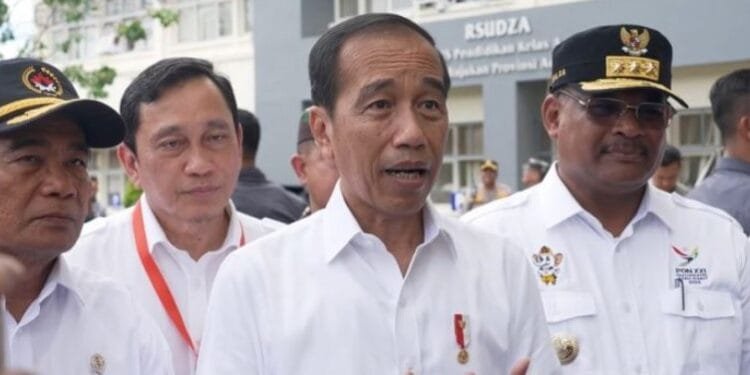 Presiden Jokowi menyampaikan keterangan pers usai peninjau RS dr. Zainoel Abidin, Banda Aceh, Senin (09/09/2024). (Setkab.go.id)