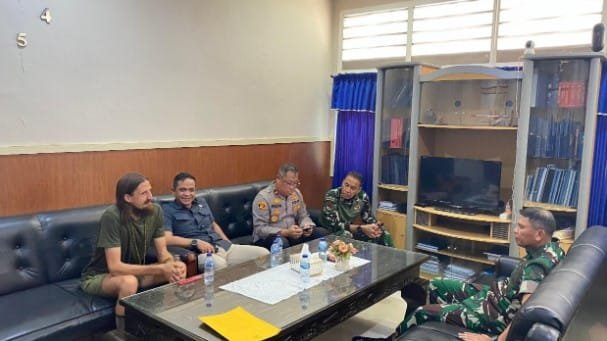 Kapuspen TNI Mayjen TNI Hariyanto dan Pilot Susi Air Philip Mark Martein. (Puspen TNI)