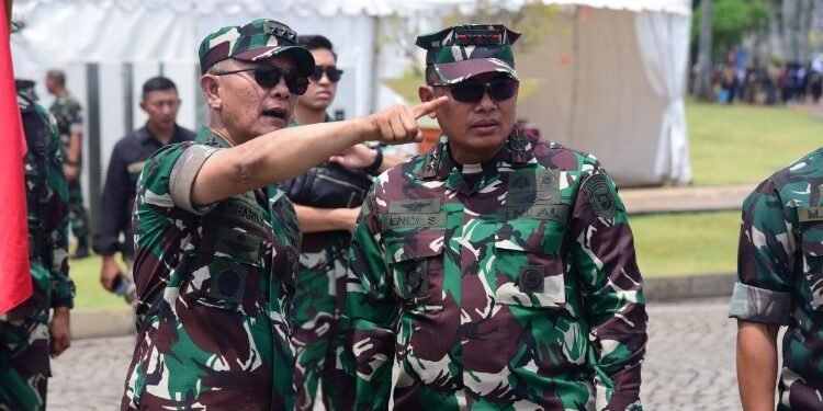 Kasum TNI Letjen Richard Taruli Tampubolon (kiri) saat meninjau persiapan pasukan jelang HUT TNI ke-79 di Monas, Jumat (27/09/2024).(Puspen TNI)