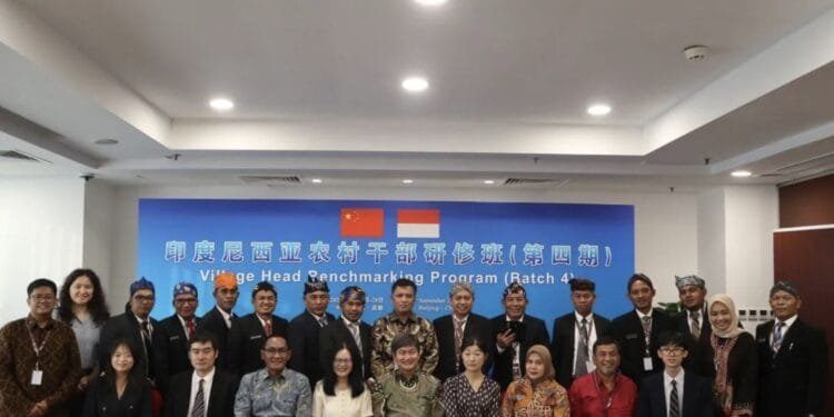 Sebanyak 12 orang kepala desa dari berbagai wilayah tanah air berfoto bersama setelah melakukan audiensi dengan Kementerian Pertanian dan Urusan Perdesaan China (Ministry of Agricultre and Rural Affairs atau MARA) dalam kegiatan "Benchmarking Batch 4" pada 18-28 September 2024 di Beijing, China pada Kamis (19/9) (antaranews)