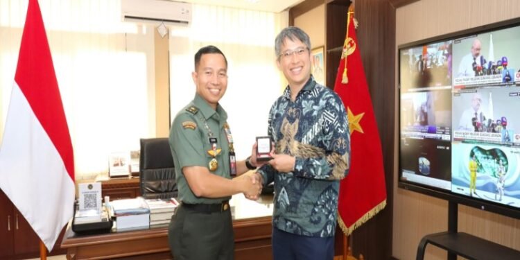 Brigjen TNI Edwin Adrian Sumantha, menyambut kedatangan delegasi Kementrian Pertahanan Singapura, Yang Si Cheng, di Kantor Kemhan, Rabu (18/9/2024). (KemhanRI)