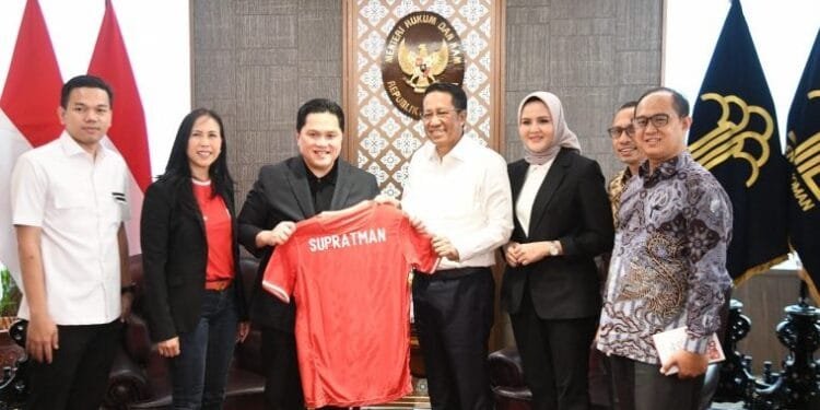 Ketua Umum PSSI Erick Thohir dan Menkumham Supratman Andi Agtas.(Gerindra.id)