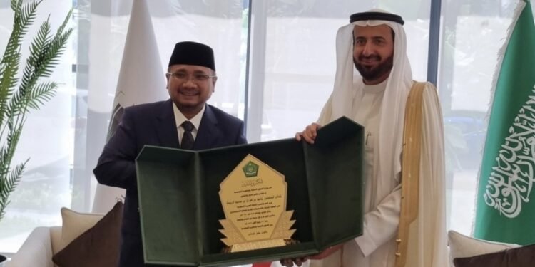 Menag Yaqut Cholil Qoumas bertemu dengan Menhaj Saudi Tawfiq F Al Rabiah di Jeddah (kemenag.go.id)