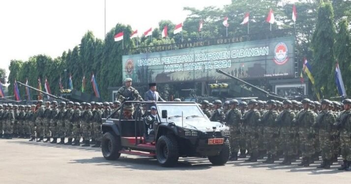 Wakil Menteri Pertahanan RI M. Herindra mengecek kesiapan 1.145 mahasiswa Universitas Pertahanan yang ditetapkan sebagai komponen cadangan matra darat Tahun 2024 saat upacara penetapan di Markas Komando Divisi Infanteri 1/Kostrad, Cilodong, Jawa Barat, Rabu (18/9/2024). (Antaranews)