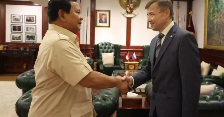 Menteri Pertahanan RI Prabowo Subianto menerima kunjungan Duta Besar Rusia untuk Indonesia Sergei Gennadievich Tolchenov di Kantor Kementerian Pertahanan, Jakarta, Senin (9/9/2024). (Antaranews)