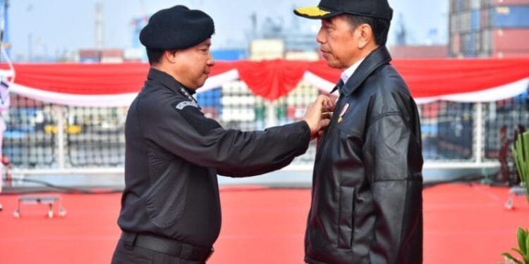 Jenderal TNI Agus Subiyanto menyematkan Brevet Kehormatan Hiu Kencana kepada Presiden Jokowi.(Kemhan RI)