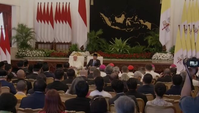 Presiden Jokowi memberi sambutan pada kunjungan Paus Fransiskus di Istana Negara, Jakarta, Rabu (04/09/2024). (Setkab RI)