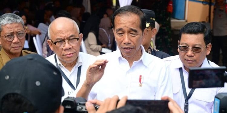 Presiden Jokowi memberikan keterangan pers di Kompleks Pergudangan Tanah Grogot, Kabupaten Paser, Kaltim.(Setkab RI)