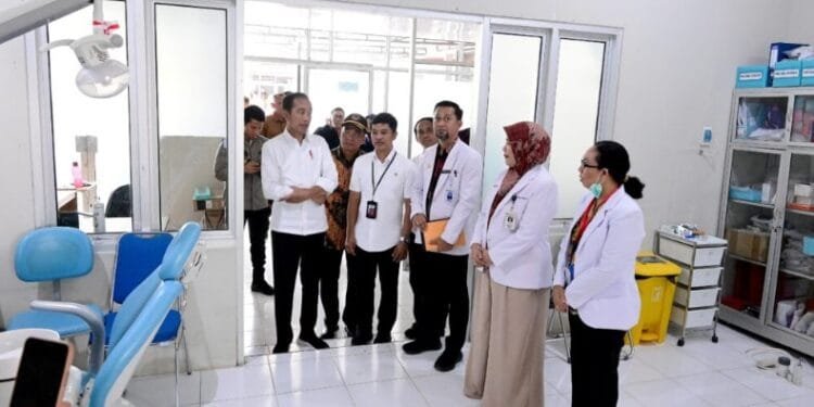 Presiden Jokowi meninjau fasilitas kesehatan di RSUD dr. Abdul Rivai, Kaltim, Kamis (26/09/2024).(Setkab RI)