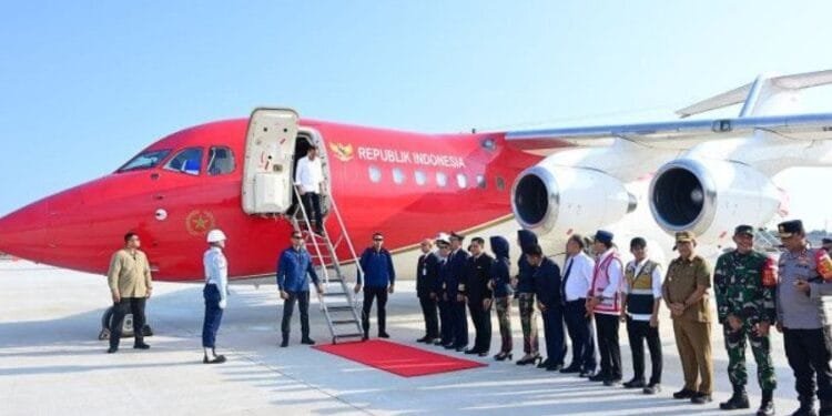 Presiden Jokowi saat mendarat perdana di Bandara IKN, Selasa (24/09/2024).(AntaraNews)