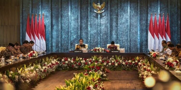 Presiden Jokowi menyampaikan pengantar pada Sidang Kabinet Paripurna di Istana Garuda, Ibu Kota Nusantara, Provinsi Kalimantan Timur, Jumat (13/09/2024). (Setkab.go.id)