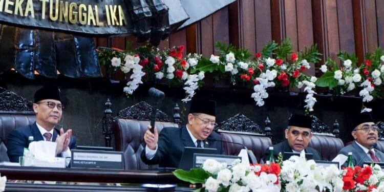 Sah! Ketua MPR RI mengetuk palu, mengesahkan penghapusan nama mantan Presiden Soeharto dari Tap MPR 11/1998, dalam Sidang paripurna, Rabu (25/9/2024).(dok)