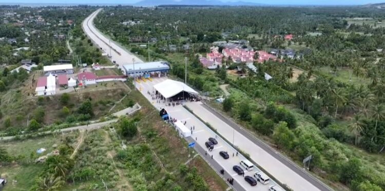 Presiden Jokowi meresmikan empat ruas jalan tol Provinsi Aceh, pada Senin (09/09/2024). (Setkab.go.id)